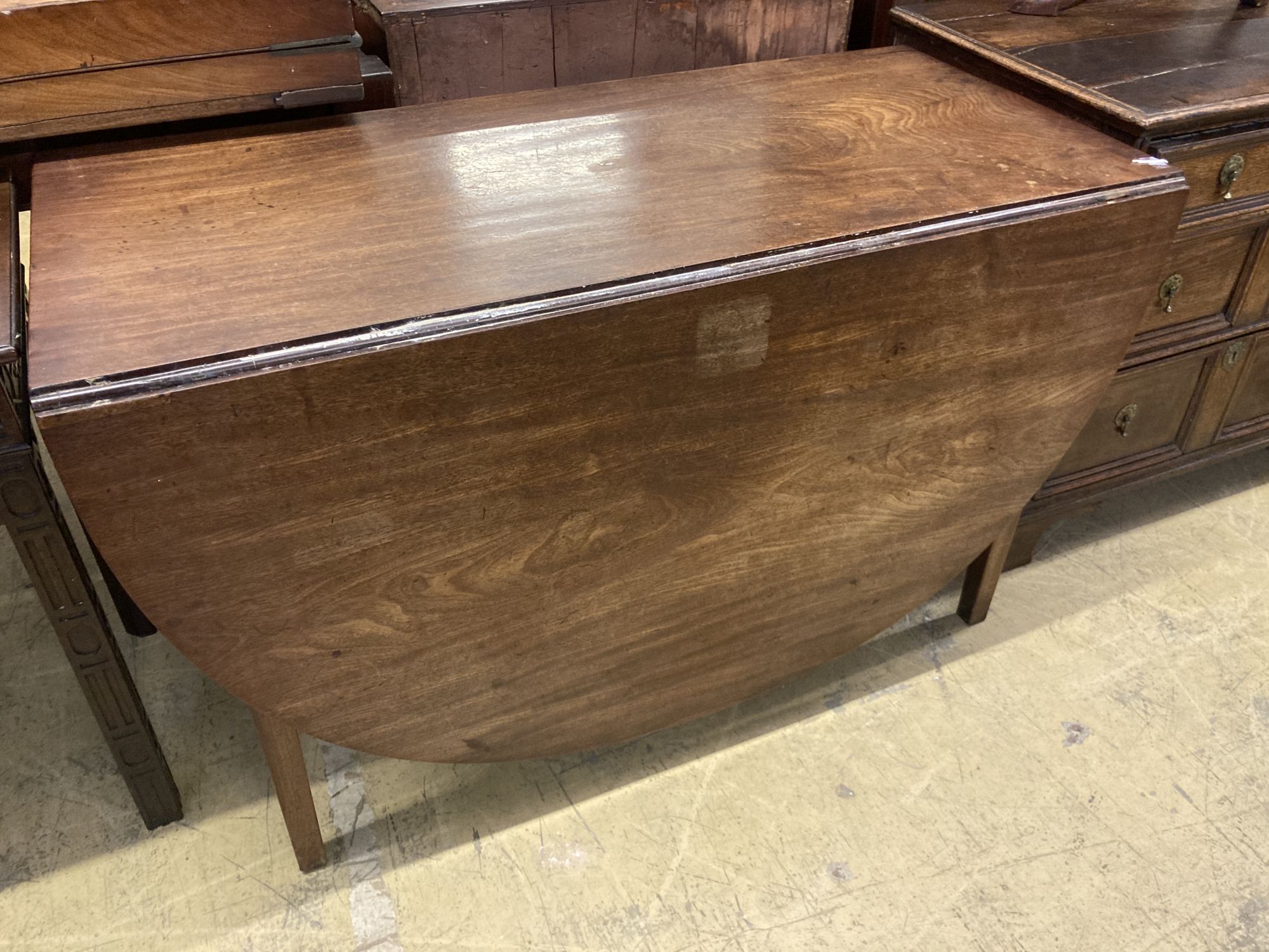 A George III mahogany drop leaf dining table, width 122cm, depth 178cm extended, height 73cm